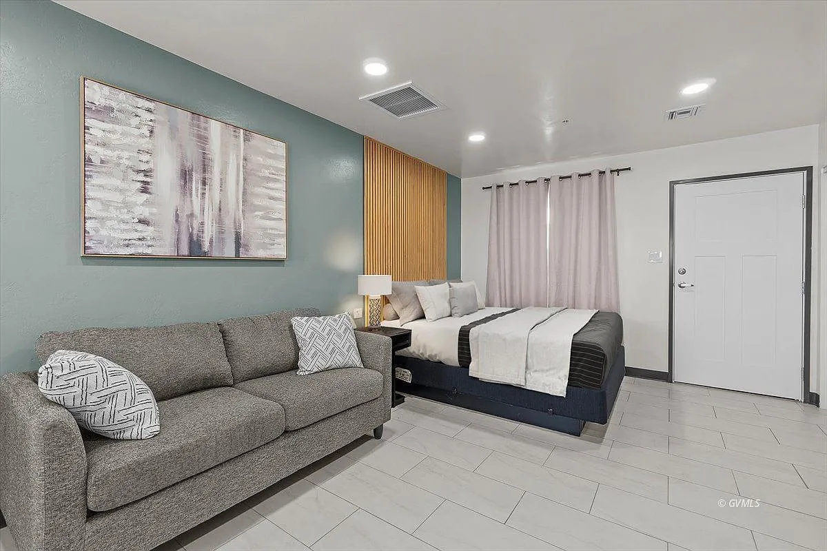 Studio, 1.0 bath, 350 sqft, $1,350 — Photo 3
