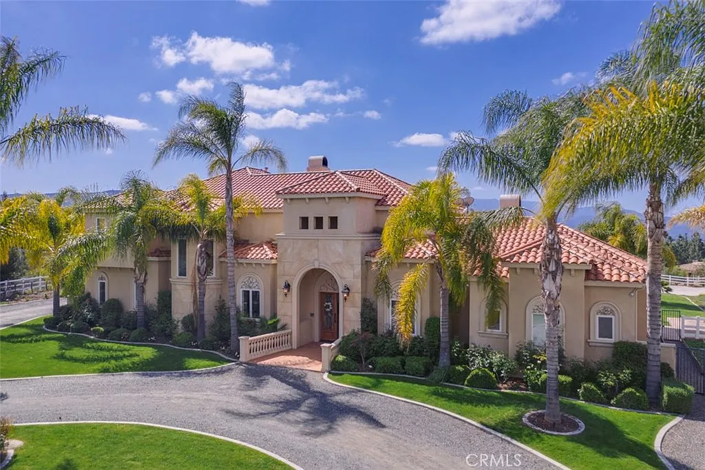 4 bed, 5.5 bath, 4673 sqft, $8,000 — Photo 1