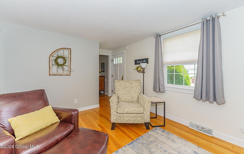 5th image of 611 Sanders Avenue