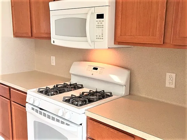 5 bed, 2.5 bath, 2695 sqft, $2,415 — Photo 2