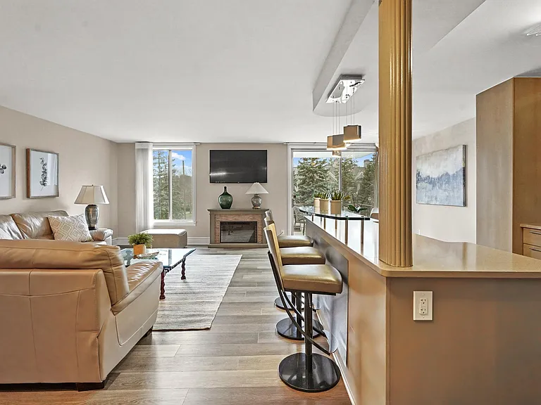 600 W Brown St #109 — Photo 3