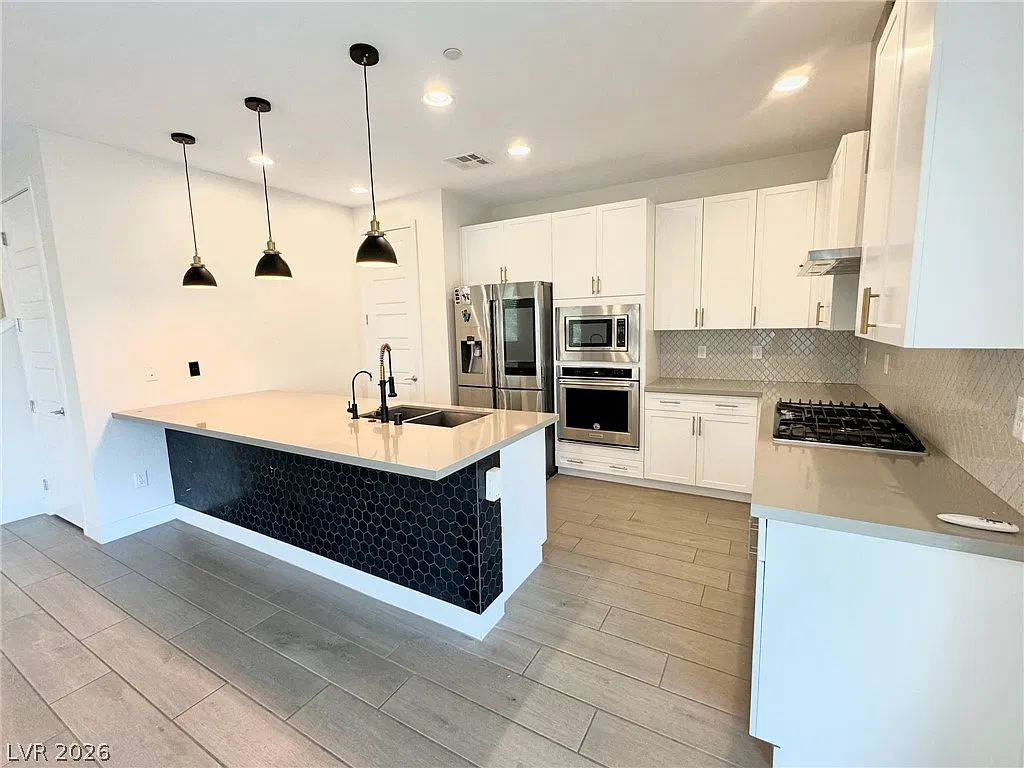 4 bed, 2.5 bath, 2298 sqft, $3,800 — Photo 3