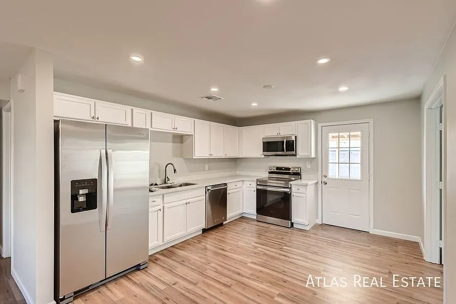 Lovely Single Home 4 Bedroom 2 Bathroom in North Phoenix! — Photo 4