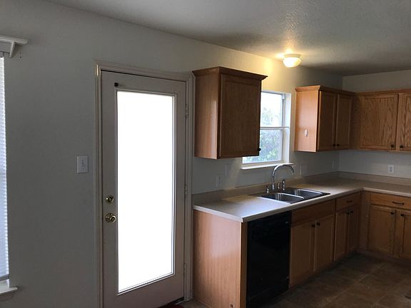 3rd image of 1004 Henderson Dr