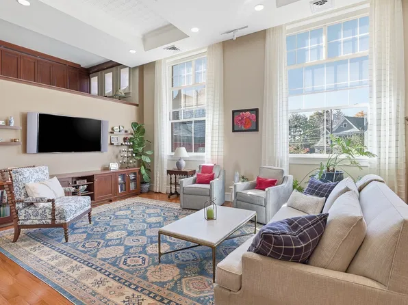 33 Forest St APT 206, Lexington, MA 02421