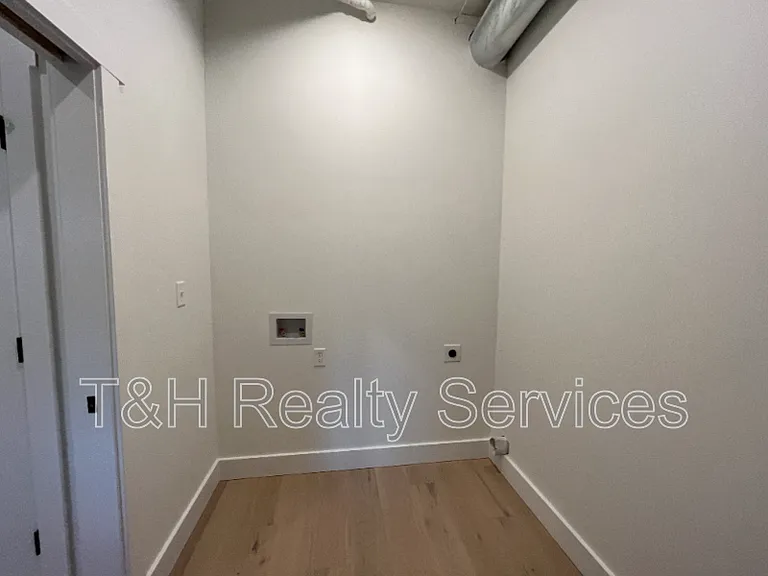 930 Woodlawn Ave — Photo 19