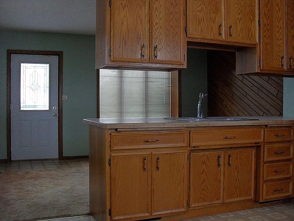 5th image of 704 Summit Ave S