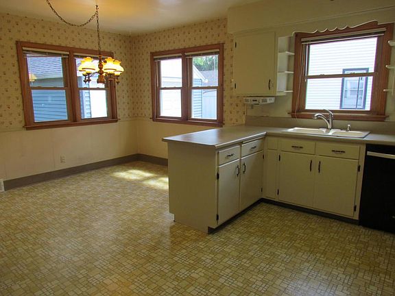 4th image of 1037 Lincoln Dr W