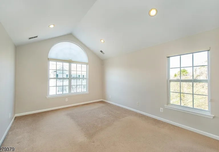102 Lakeview Ct — Photo 16