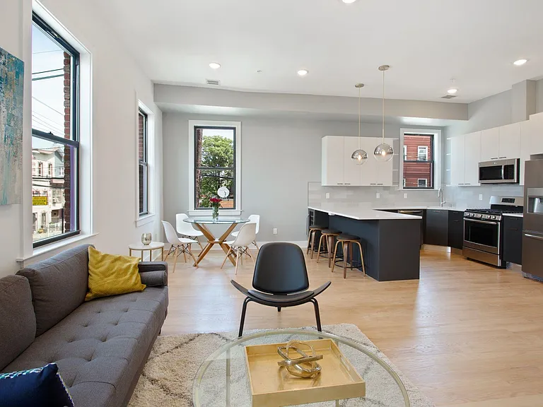 942 Summit Ave #3 — Photo 1