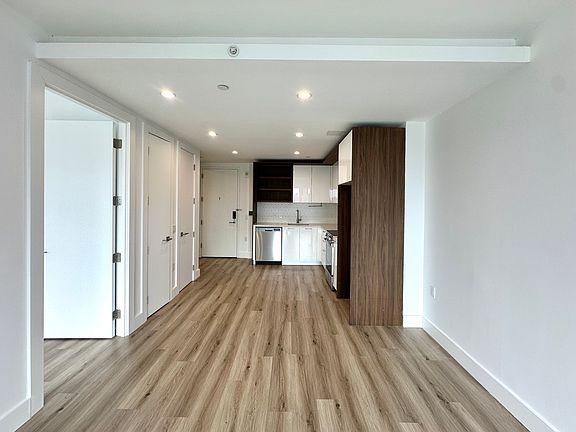 3rd image of 228 E 135th St #310