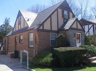 81 Midwood St, Valley Stream, NY 11580