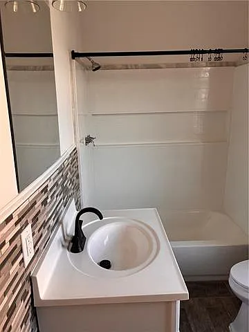 1472 N Claiborne Ave — Photo 5
