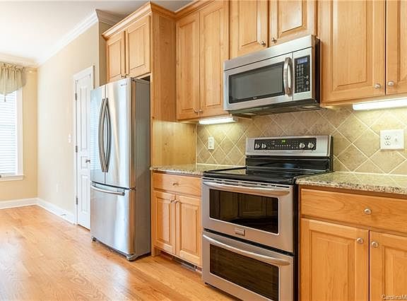 2nd image of 107 Blue Grass Cir