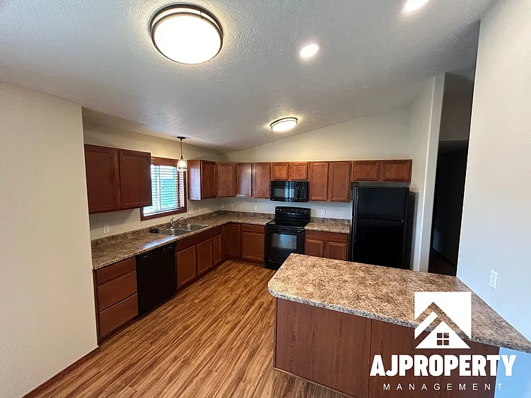 1040 N Main Ave — Photo 7