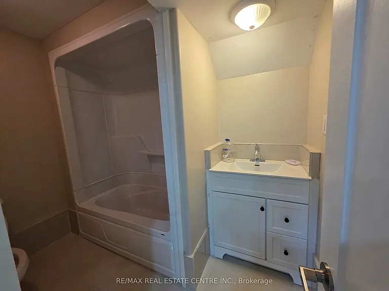 2644 Kinnerton Cres E — Photo 10