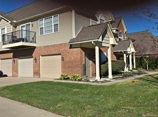 27343 Hidden Oaks Dr, Brownstown, MI 48183