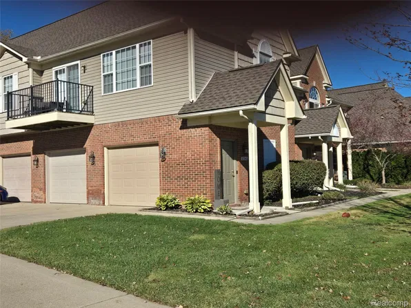 27343 Hidden Oaks Dr, Brownstown, MI 48183
