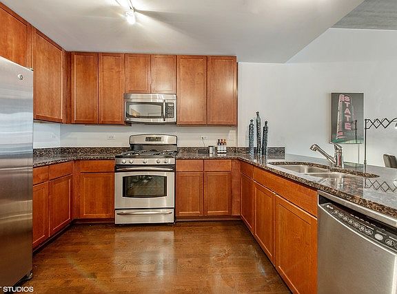 4th image of 845 N Kingsbury St #Gu5