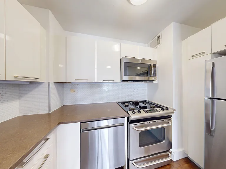 220 E 63rd St #9-J — Photo 5