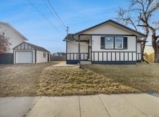 811 7th Ave NW, Minot, ND 58703