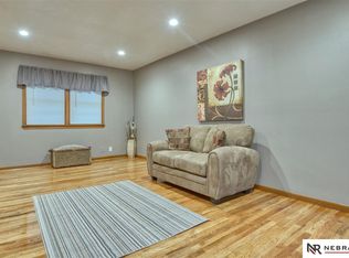 9740 Grand Ave, Omaha, NE 68134