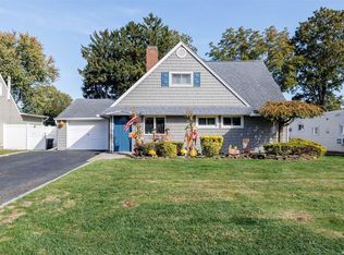 350 Blacksmith Rd W, Levittown, NY 11756