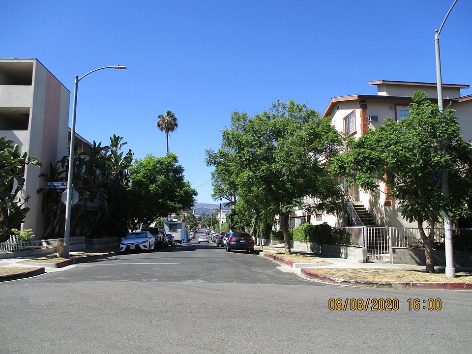 Street scene along Gramercy Road heading north to Melrose Avenue