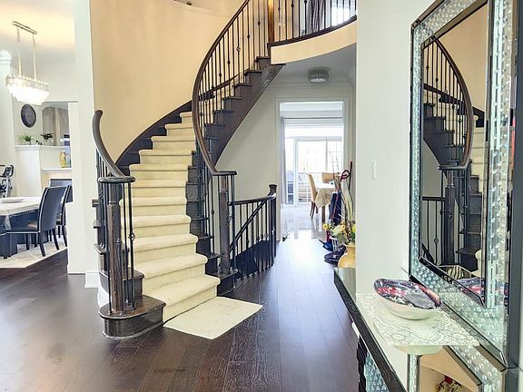 5th image of 12 Royal West Dr