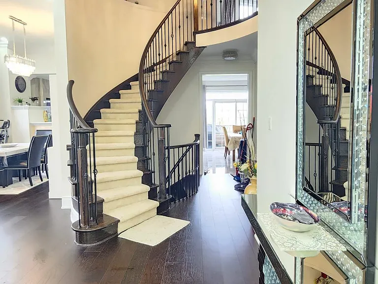 12 Royal West Dr — Photo 5