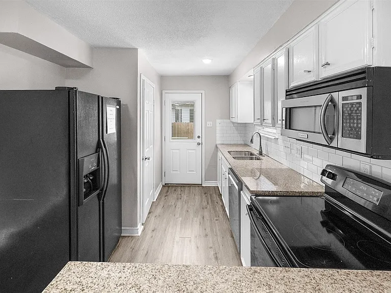 16766 Lake Cir — Photo 9