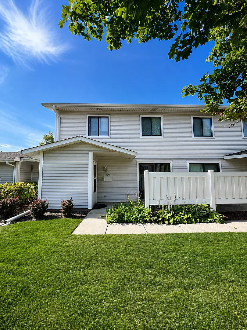 2 bed, 1.5 bath, 1400 sqft, $2,250 — Photo 1