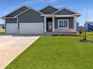 687 91st St, West Des Moines, IA 50266