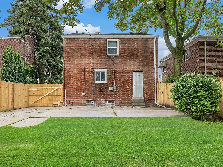 19711 Hartwell St — Photo 33