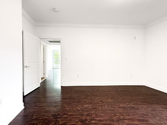 3rd image of 4112 Whitsett Ave Unit 305