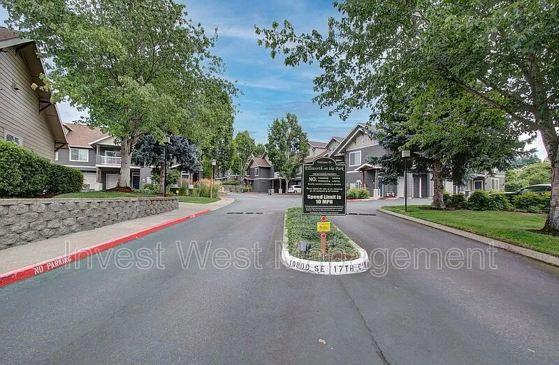Ellsworth on the Park Condominiums — Photo 4
