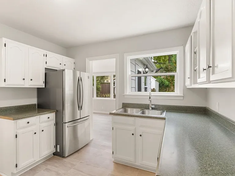 1009 W 77th St — Photo 12