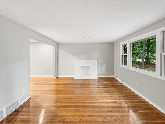 4th image of 23 Poplar St