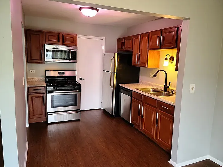 221 Hawthorne Ct #C1 — Photo 8