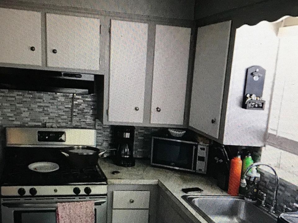2nd image of 858 Quincy Ave #2