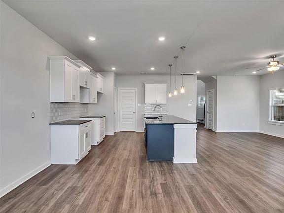 5th image of 1206 Elsinore Dr