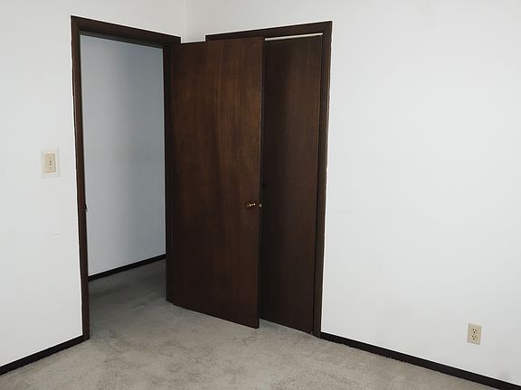 5th image of 833 E Bluff Dr
