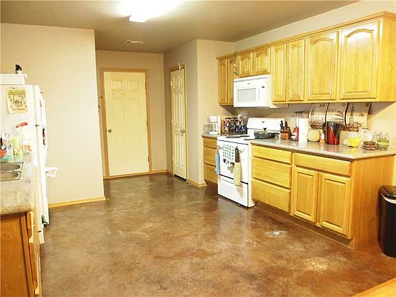 4th image of 808 Greenfield St