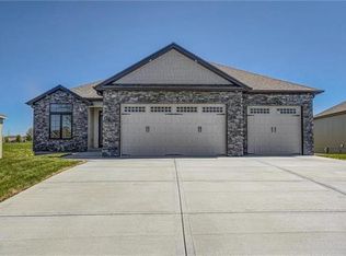 17816 Greyhawke Rdg, Smithville, MO 64089