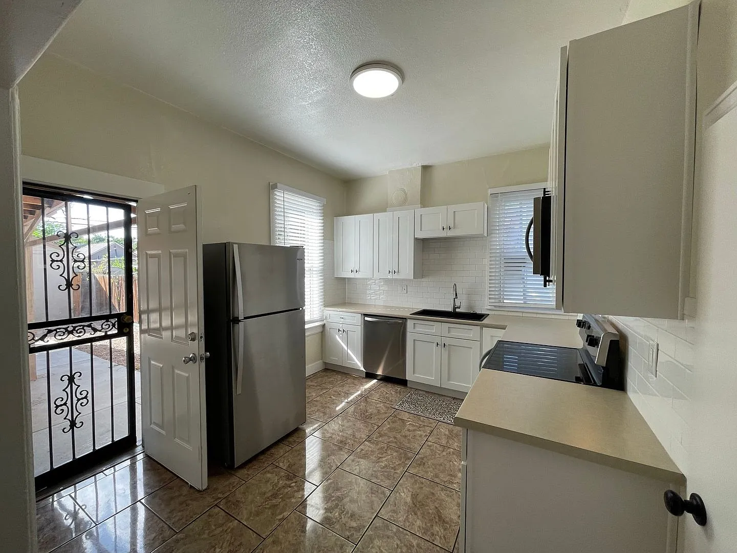 Definition of Charming! 3-Bedroom Home located in Denver! — Photo 4
