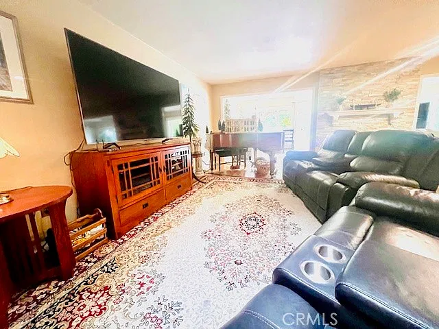 3 bed, 2.0 bath, 1770 sqft, $4,300 — Photo 2