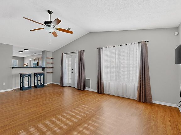 3rd image of 8 Hale Ct
