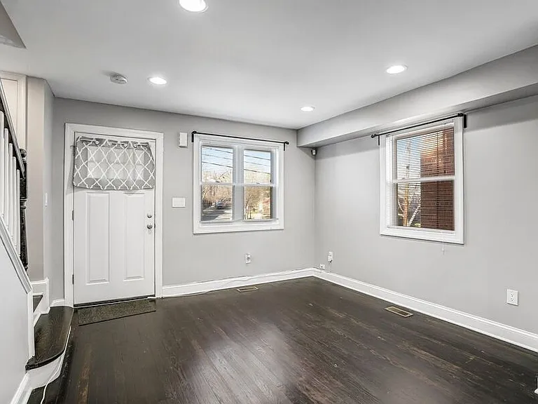 812 Burns St SE — Photo 3