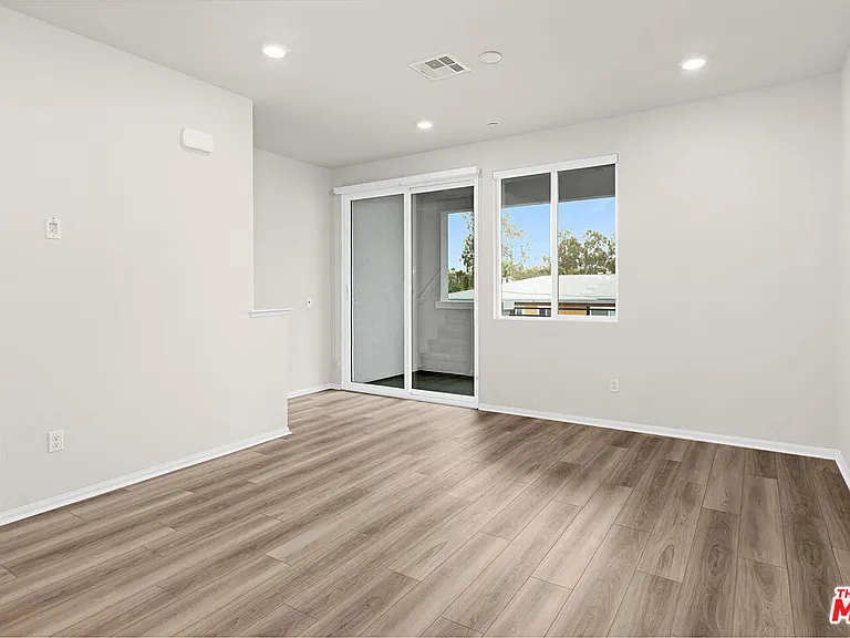 220 Lockhart Way — Photo 10