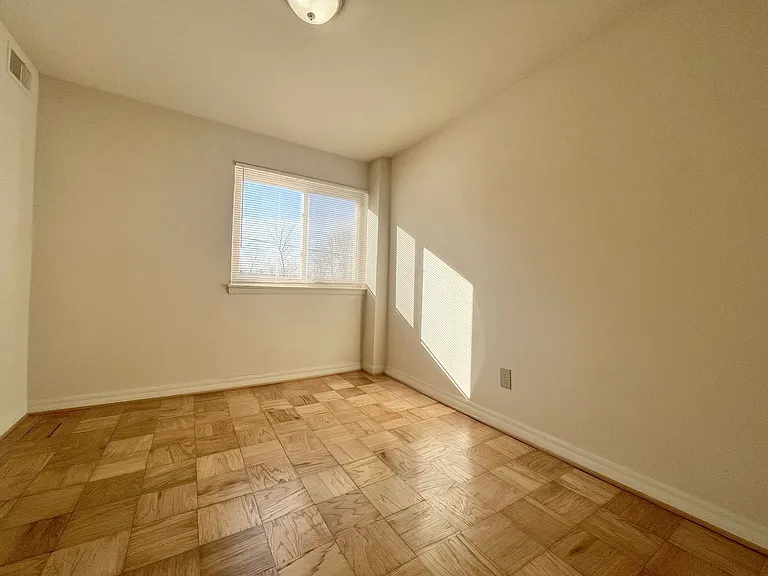 HIckory Heights Apartments — Photo 8
